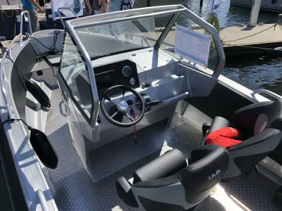 console en zitplaatsen van een speedboot