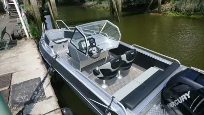 Open speedboot aangemeerd bij steiger
