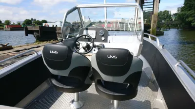 Cockpit van een kleine speedboot