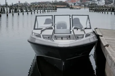 Vooraanzicht aluminium boot aangemeerd