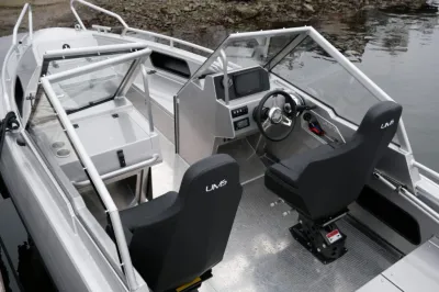 cockpit van boot met twee stoelen en stuur