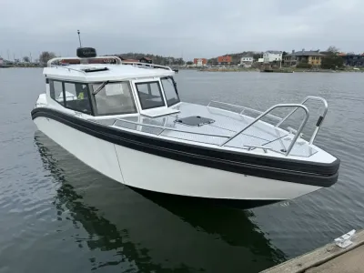 aluminium cabinboot aangemeerd in haven