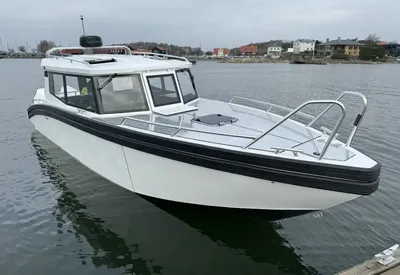 aluminium cabinboot aangemeerd in haven
