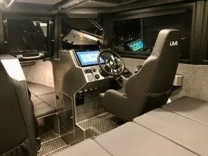 interieur van cabinboot met stuurconsole