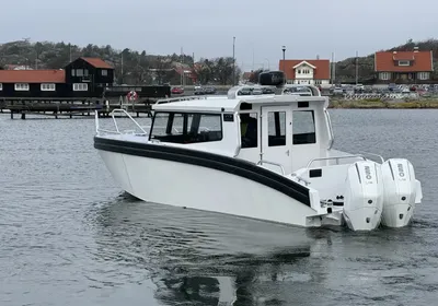 witte cabinboot op water bij kust