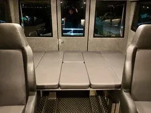 cabine met slaapbank en ramen