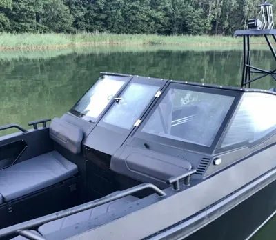 voorkant van zwarte speedboot op stil water