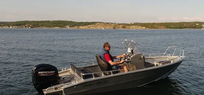 consoleboot op open water met bestuurder