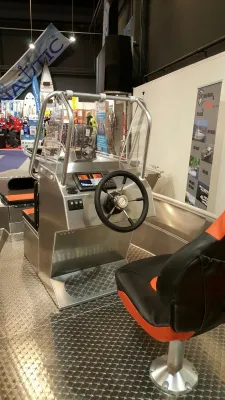 console en bestuurdersstoel van een aluminium boot