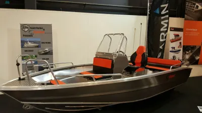 aluminium consoleboot in binnententoonstelling