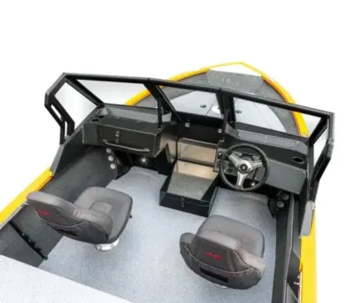 console en twee stoelen van boot