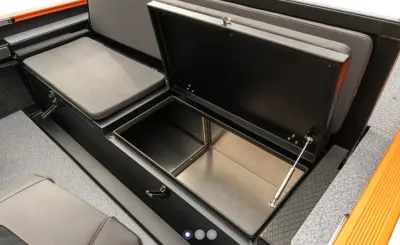 Opbergvak en zitbank interieur van boot