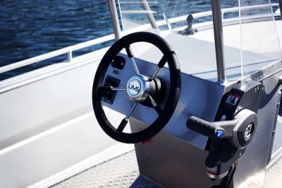 stuurconsole en gashendel op aluminium bootdek