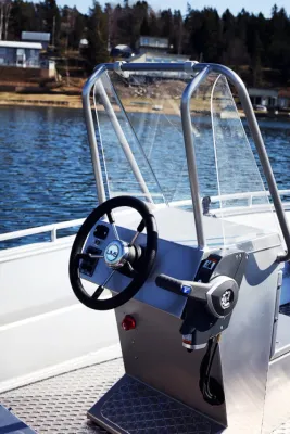 console en stuur van een kleine consoleboot