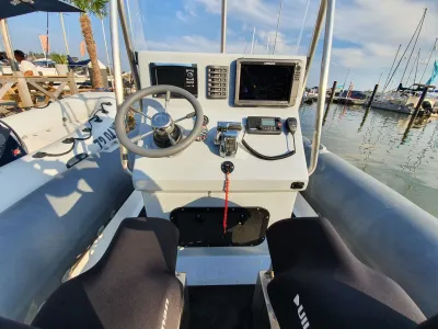stuurconsole van rib-boot in haven