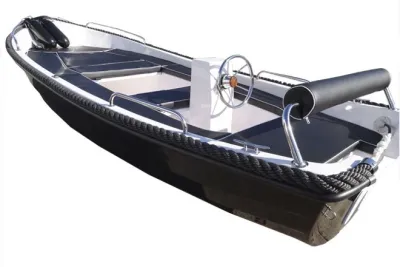 kleine open boot op witte achtergrond