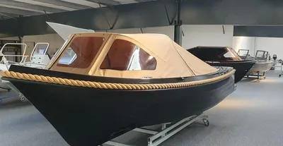 sloep in showroom met kap en touwlijst