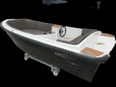 sloep op bok met zitkussens en stuur