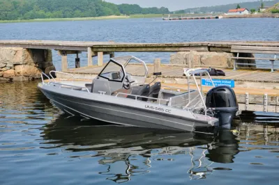 aluminium consoleboot aangemeerd bij steiger