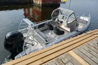 aluminium consoleboot aan een houten steiger