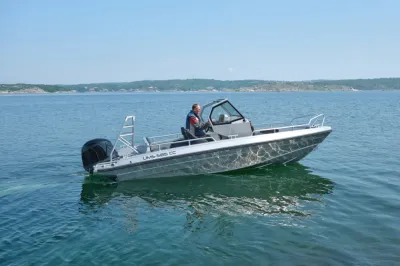 Consoleboot op zee met bestuurder