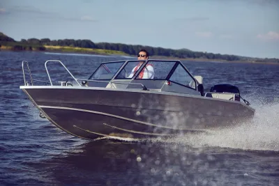 aluminium consoleboot op open water