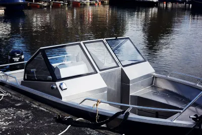 compact aluminium consoleboot aan de kade