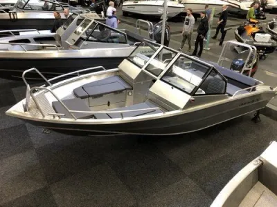 aluminium consoleboot op beursvloer