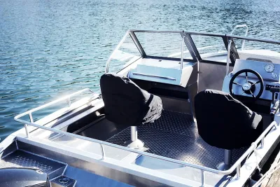 aluminium consoleboot interieur op water