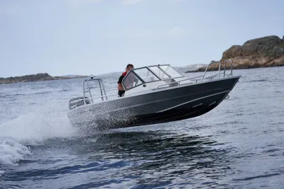 aluminium boot op zee