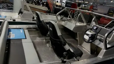 interieur van aluminium boot in showroom