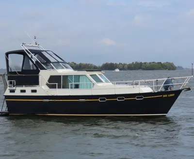motorjacht op open water