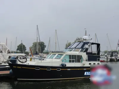 motorjacht aangemeerd in jachthaven