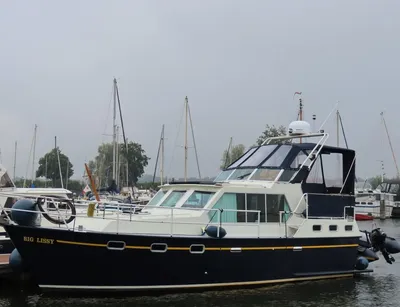 motorjacht afgemeerd in jachthaven