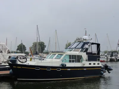 motorjacht afgemeerd in jachthaven