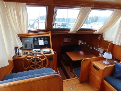 stuurhut interieur met stuurwiel en zithoek