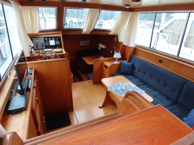 interieur van kajuit met zithoek en stuurstand