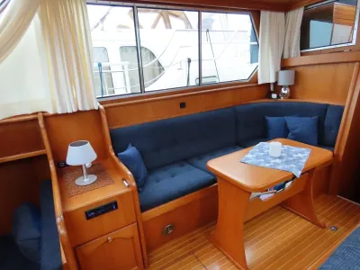 interieur salon met tafel en blauwe zitbank