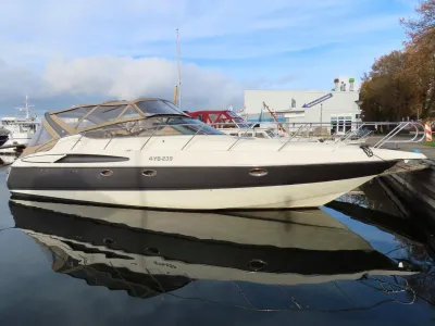 motorjacht aangemeerd in haven