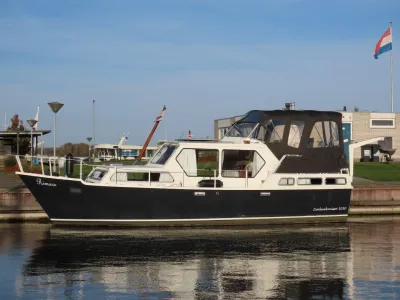 motorjacht aangemeerd in jachthaven