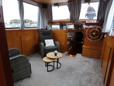 interieur salon met stuurstand en zitgedeelte