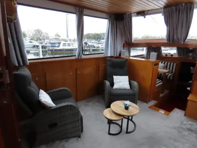 interieur salon met stoelen en ramen