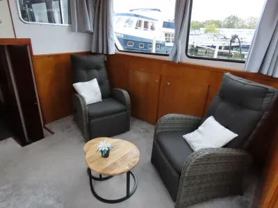 Kajuit met twee fauteuils en klein tafeltje