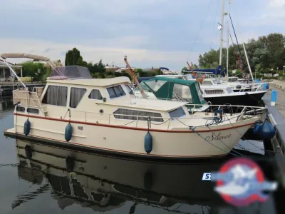 motorjacht afgemeerd in jachthaven