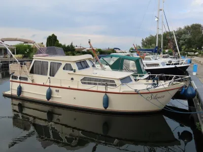 motorjacht aangemeerd in rustige jachthaven