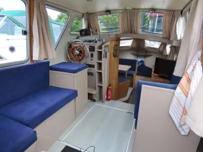 kajuitinterieur met zithoek en stuurstand