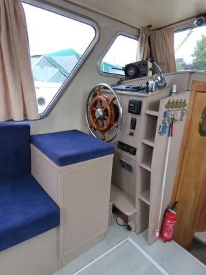 stuurhuis interieur met stuurwiel en zitbank