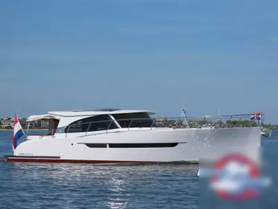 wit motorjacht op rustig water