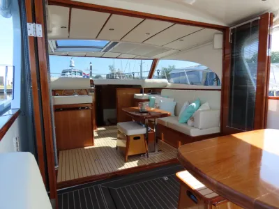 interieur van motorjacht met zithoek