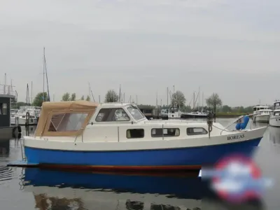 boot aangemeerd in jachthaven